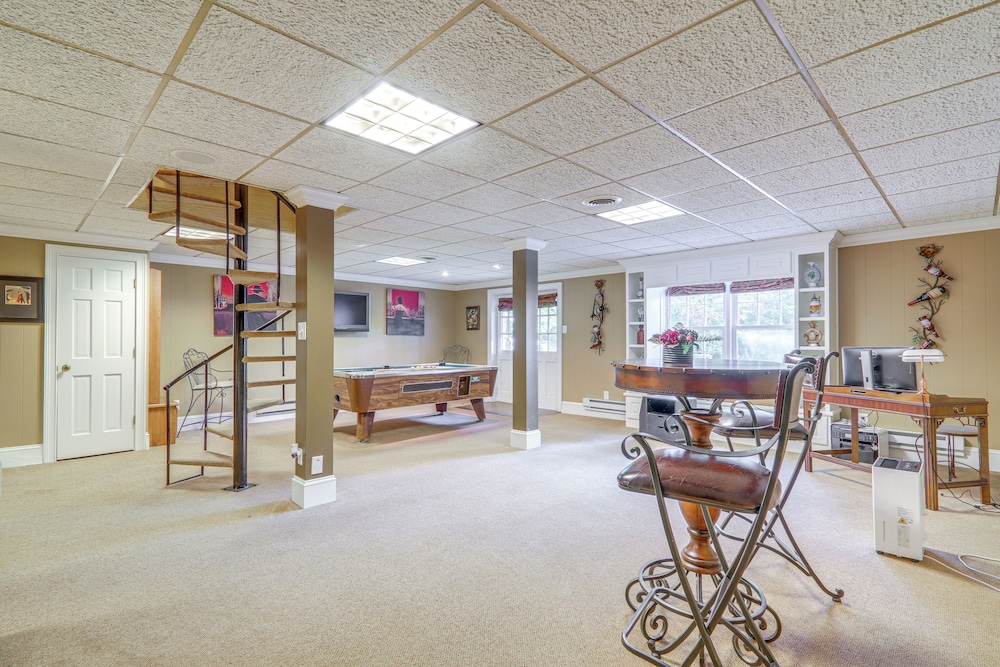 Game Room + Pond: Spacious Gainesville Getaway!