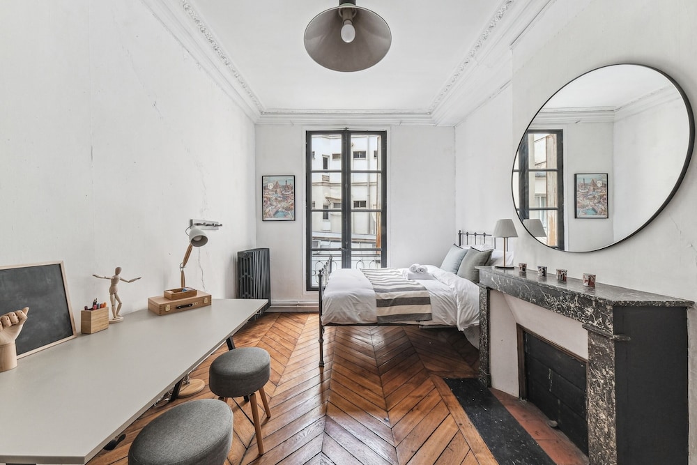4BR Stylish Stay in the Heart of Marais