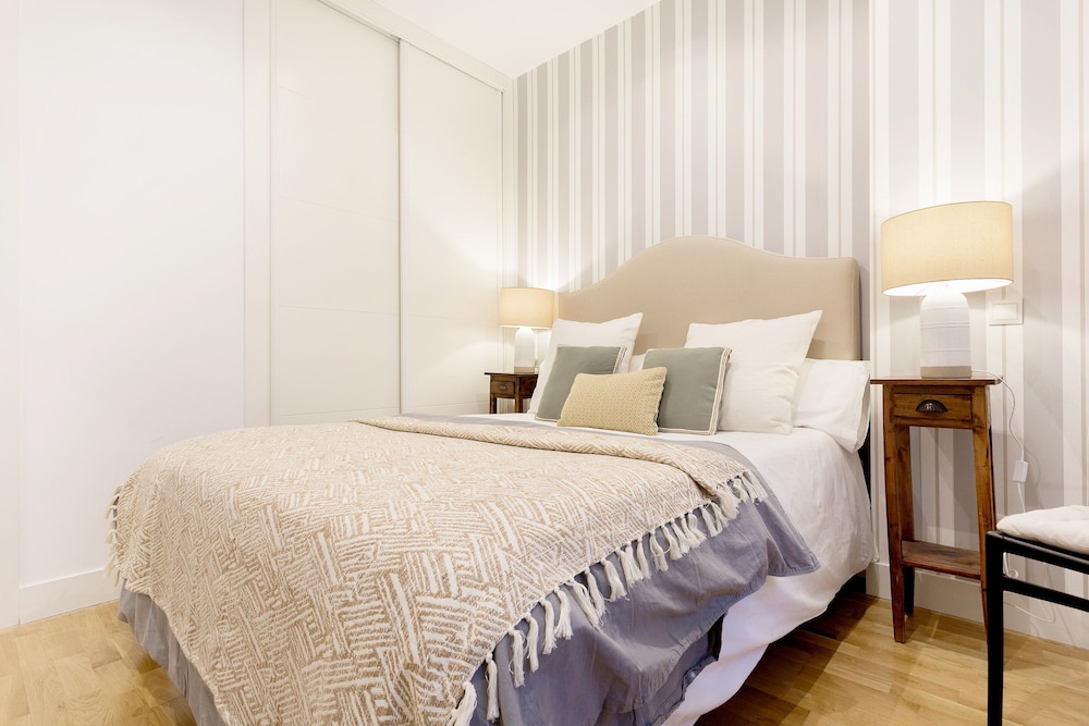Bright 2 Bd Apartment in Front of Retiro Park Retiro II