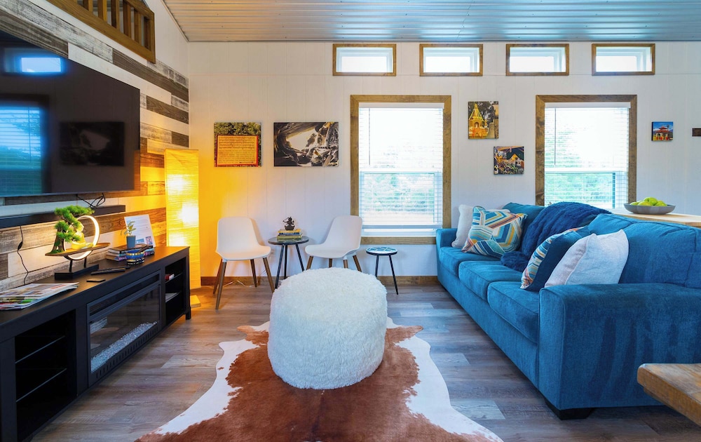 Shady Grove Tranquil Hill Country Cabin for 8 Near Pedernales Falls