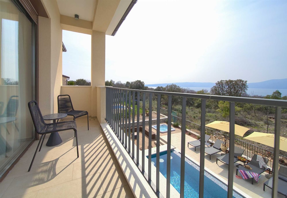 Villa Lord With Heated Pool Jacuzzi and Sauna