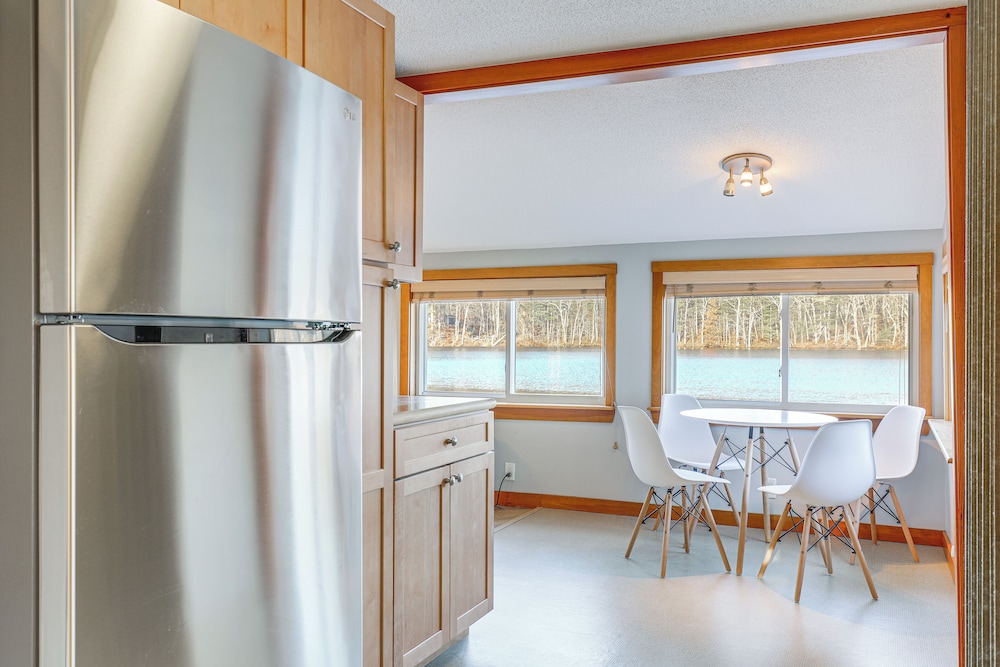 Lakefront Salem Retreat - Fish, Swim, Kayak & More