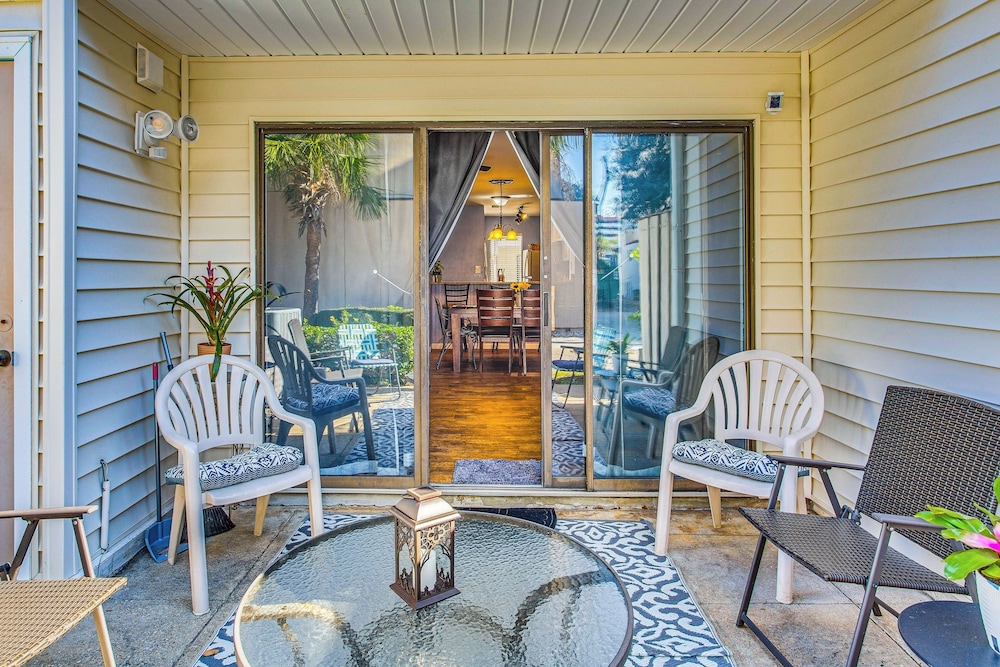 Walk to Ocean: Myrtle Beach Townhome w/ Patio