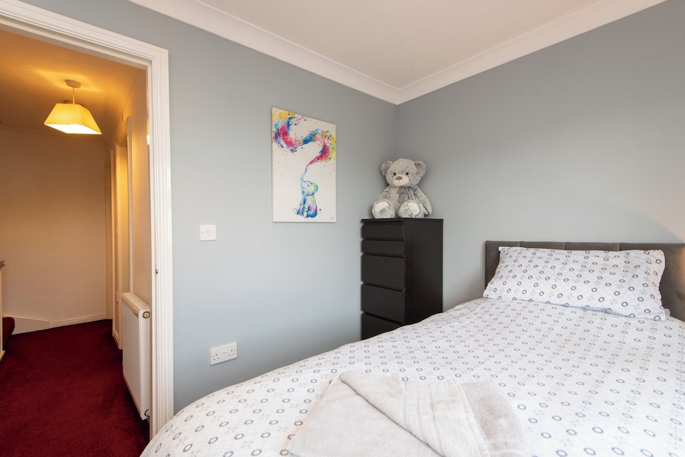 Darlington 3 bed House Near Train Station