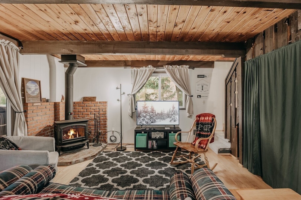 63mbr - Hot Tub - Bbq - Pets Ok - Wifi - Sleeps 6 2 Bedroom Home by RedAwning