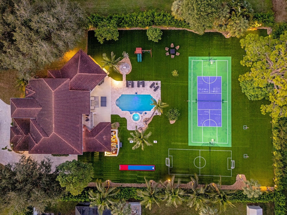 Luxurious 6-Bedroom Villa with Pool & Games