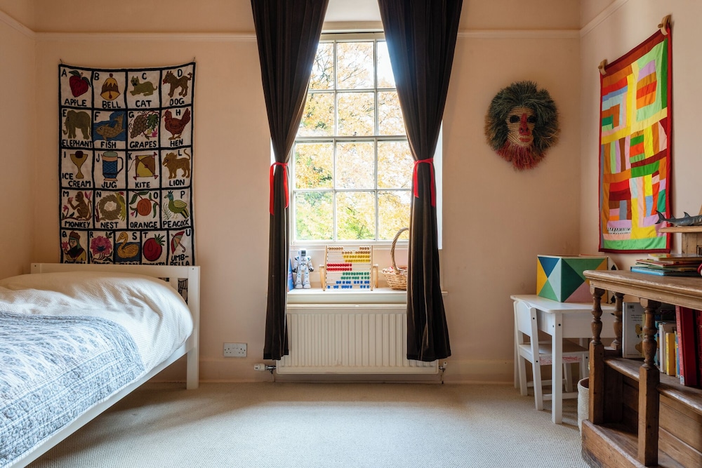 Stunning 8-Bedroom Home in Painswick