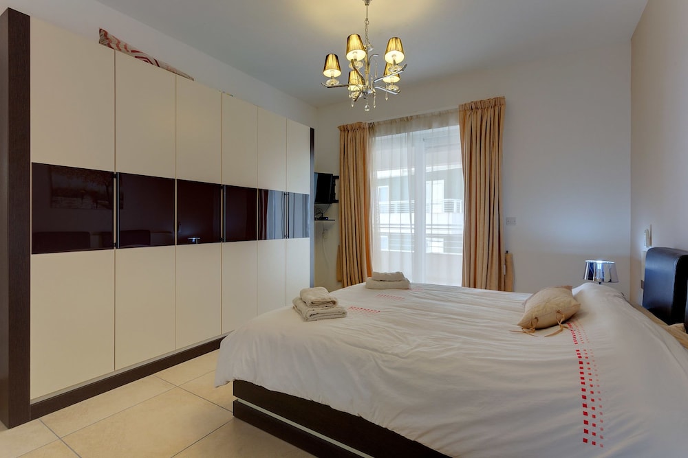 Stunning Seafront Lux Apt wt Pool, Upmarket Area view 5