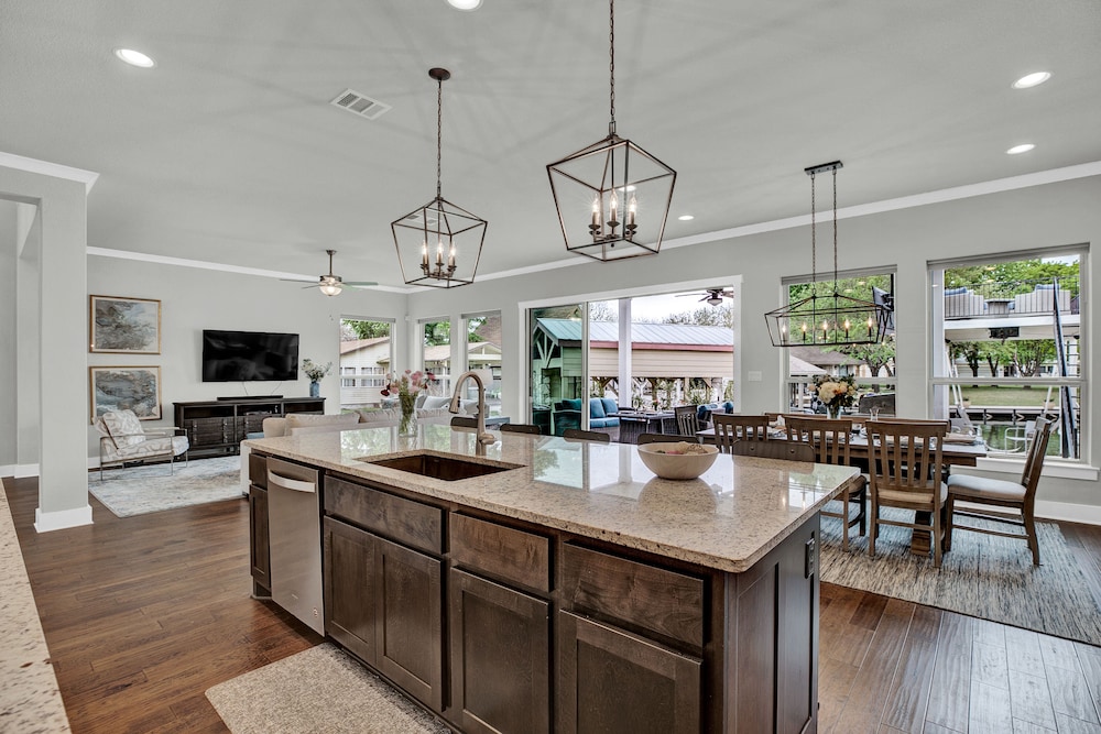 Stunning Luxury Home on Lake Lbj! - Property Image 33