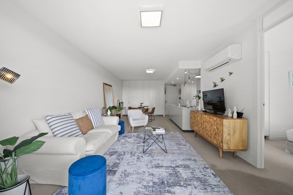 Elegant 2-bed With Pool, Alfresco Dining & Balcony