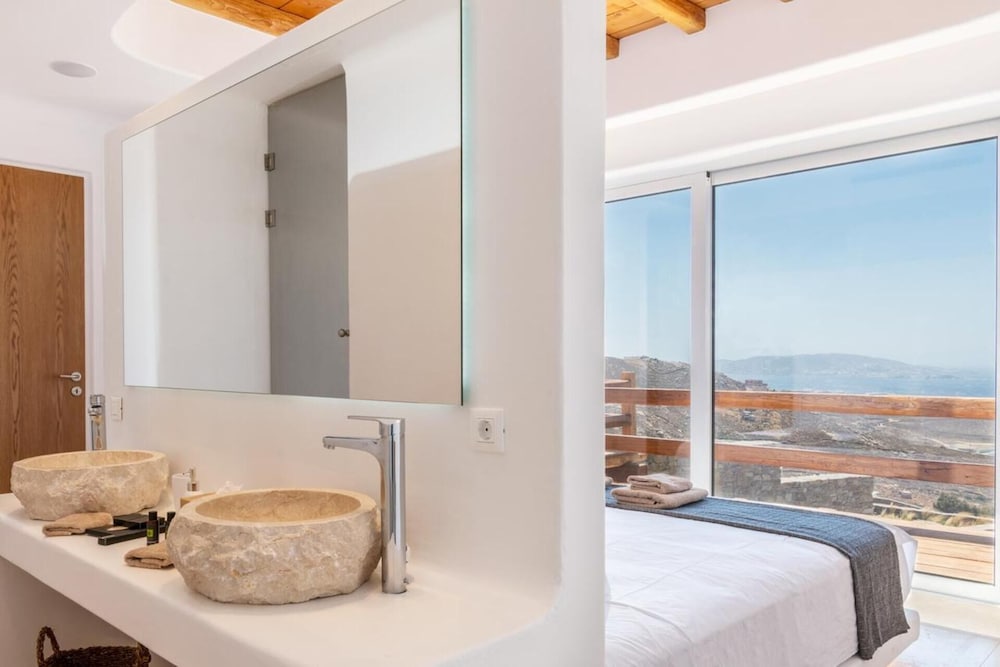 Breathtaking 5 Bedroom Villa With Private Pool view 4