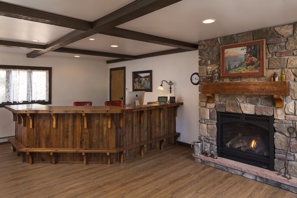 The Landing at Estes Park - Riverside Retreat