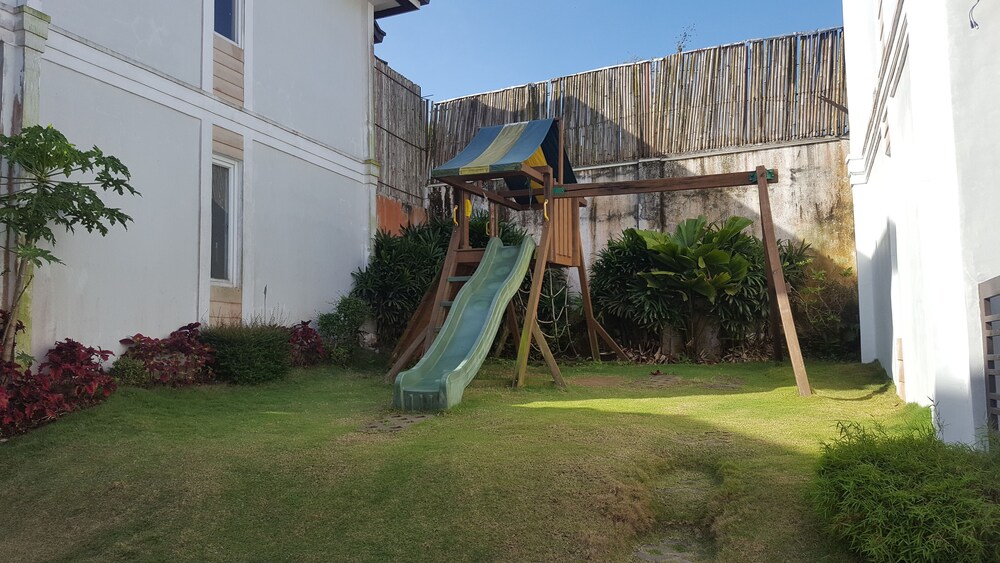 2 Bedroom Villa by AP at Tagaytay Hampton Villa