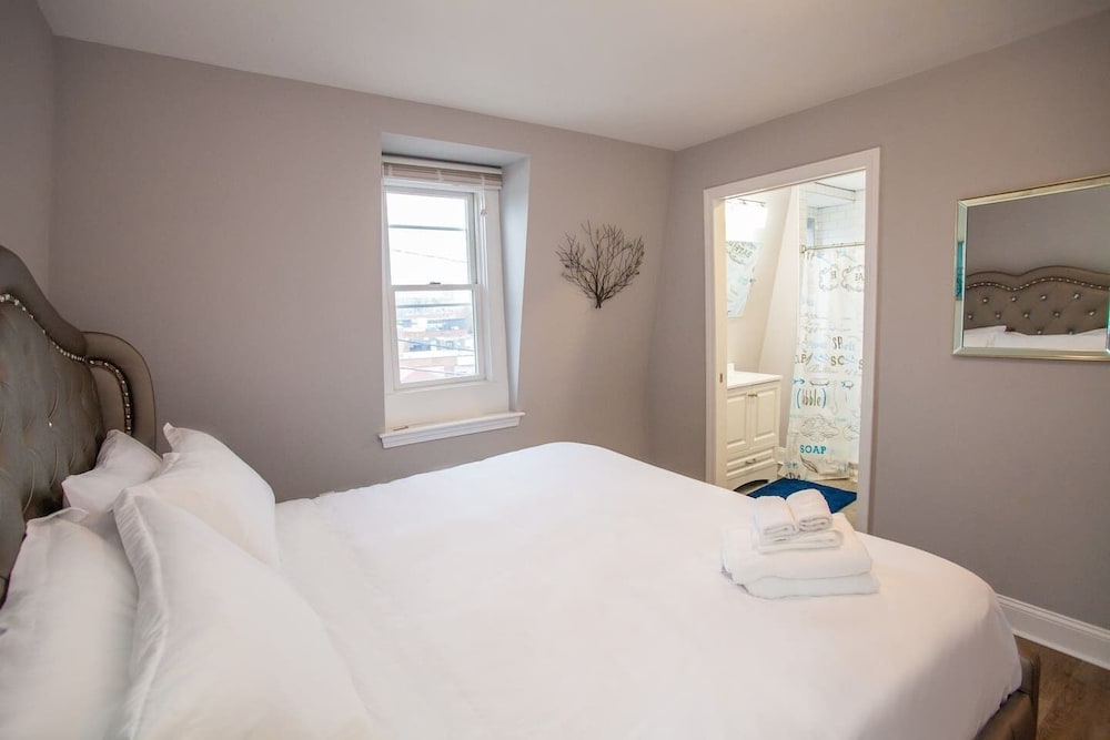 Boston Vacations - Luxe 4BR 3 Bath North End  Faneuil Hall - Property Image 3