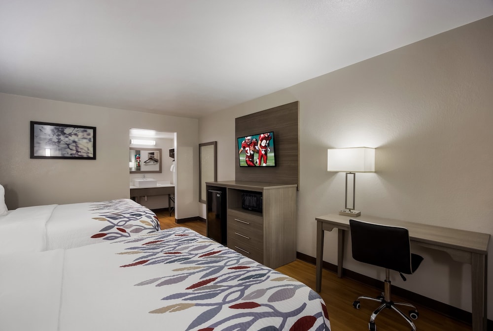 Thomasville Vacations - Red Roof Inn  Suites Thomasville - Property Image 3