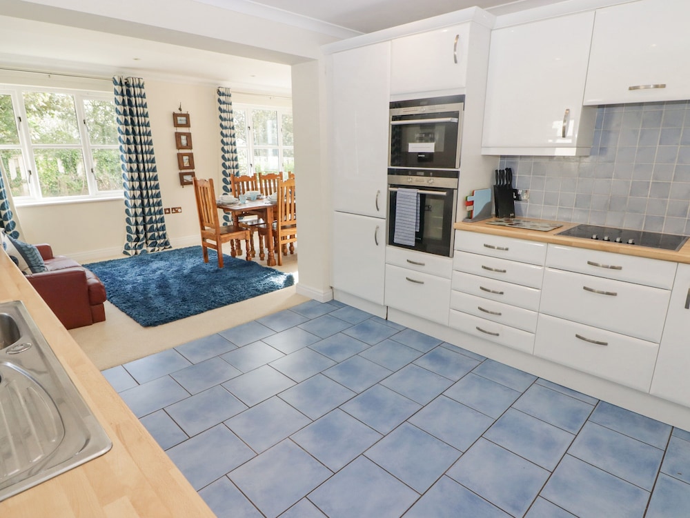 3 Strawberry Close