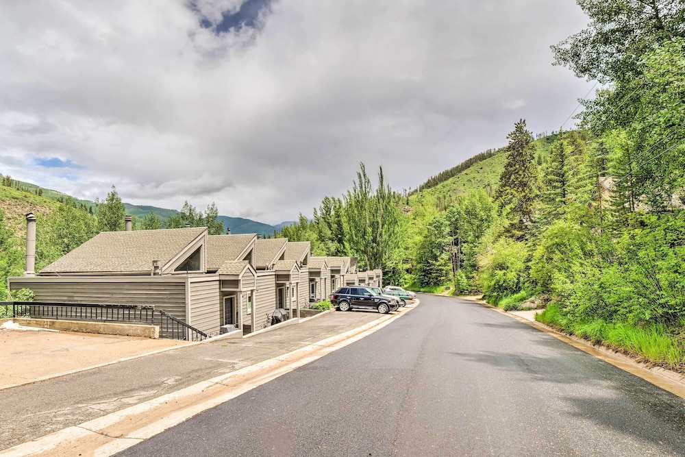 Chillside Chalet: Modern West Vail Townhouse! view 3