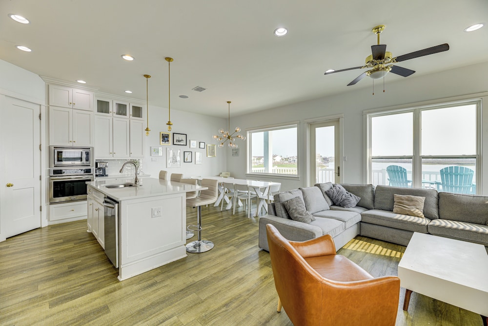 Walk to Beaches: Padre Island Escape w/ Dock