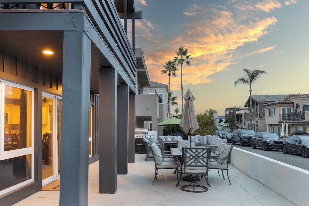 Sleeps 18 Steps to the Beach, Shops & Eateries Ocean Views, Patio, Fire Pit