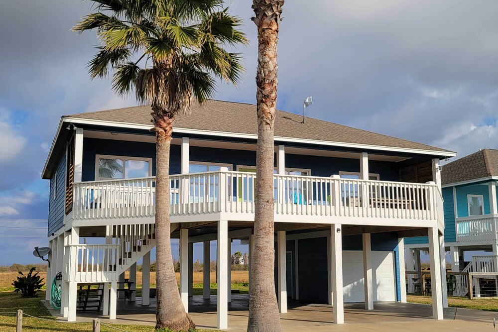 Deck & Grill: Walkable Crystal Beach House! view 5