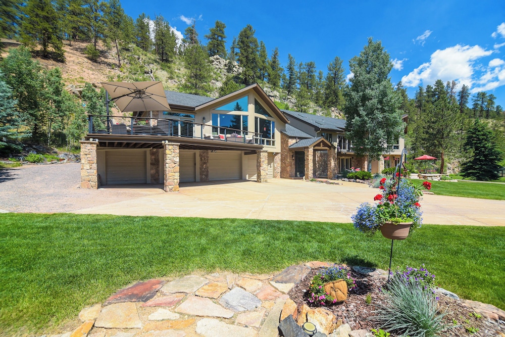 Stunning Mtn Views, Private Stream: Evergreen Gem!