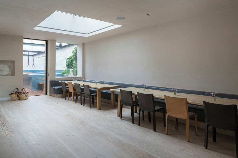 Blythe Road by Onefinestay