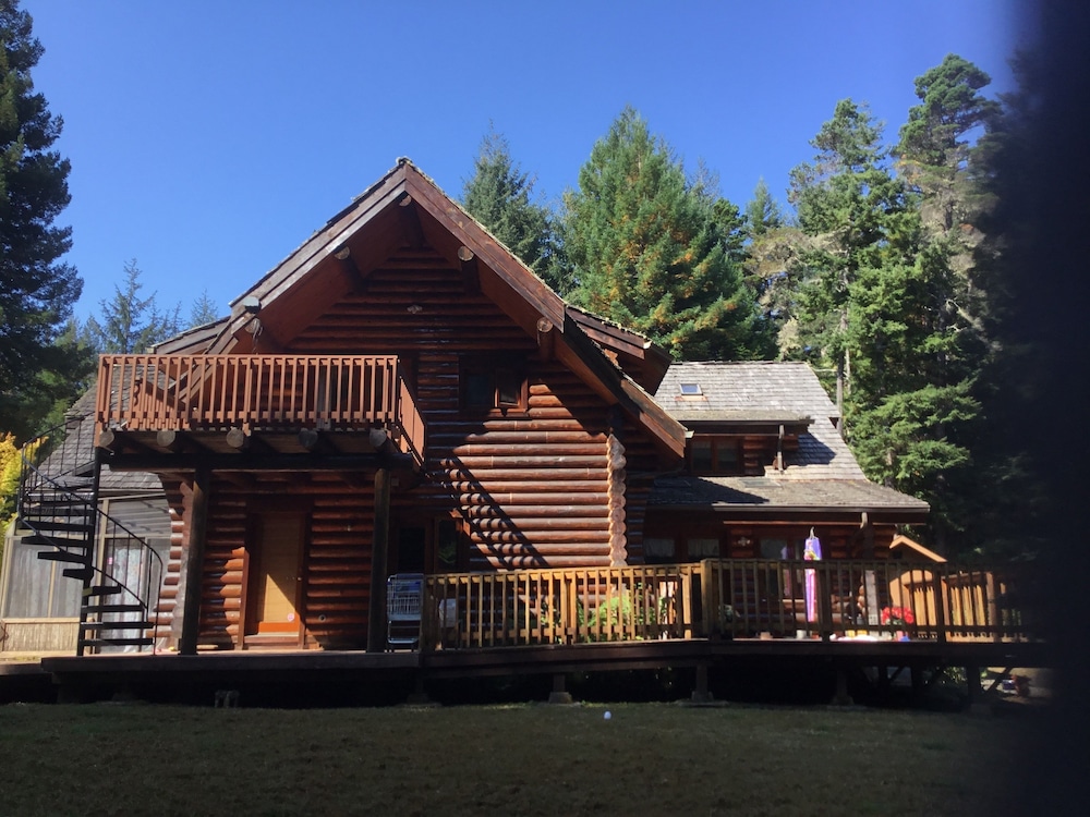 Hotel Redwood Log Cabin - Image 1