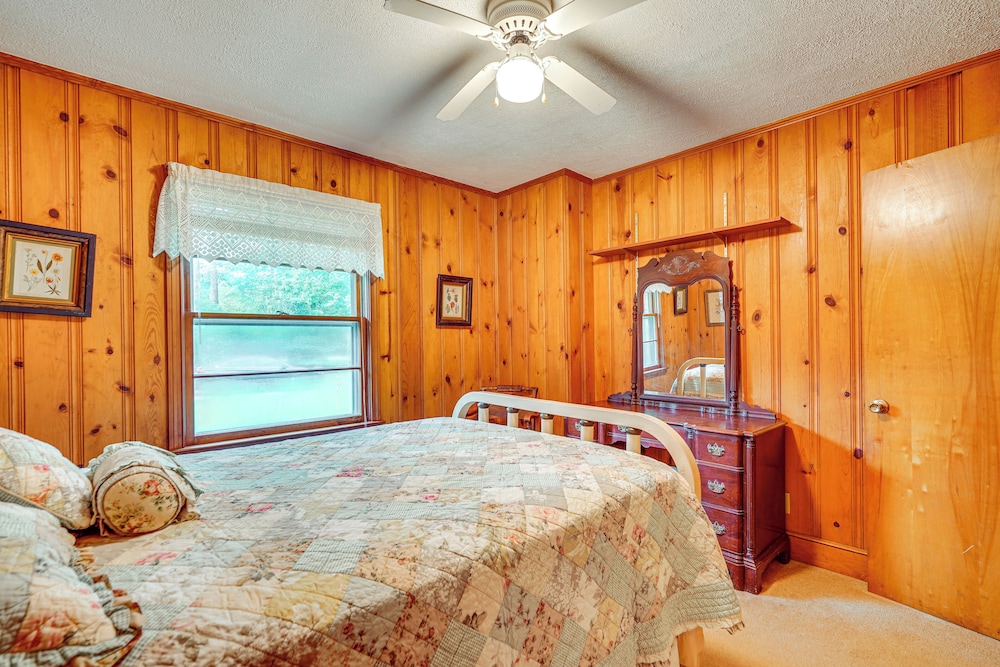 Peaceful Lumberton Home - 7 Mi to Dtwn Riverwalk! view 3