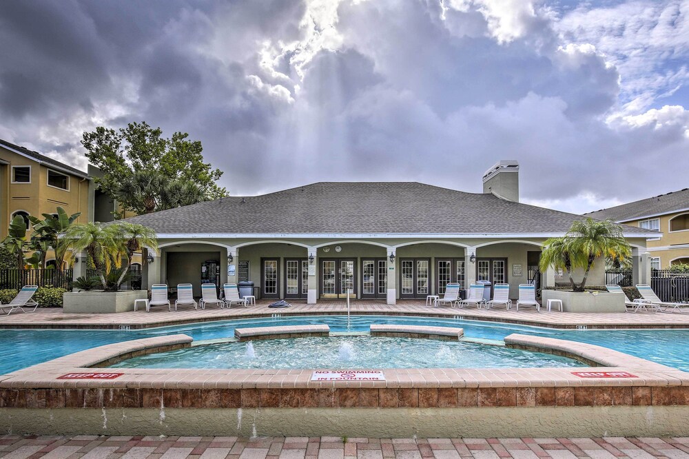 4 Mi to Clearwater Beach: Apt w/ Community Pool!