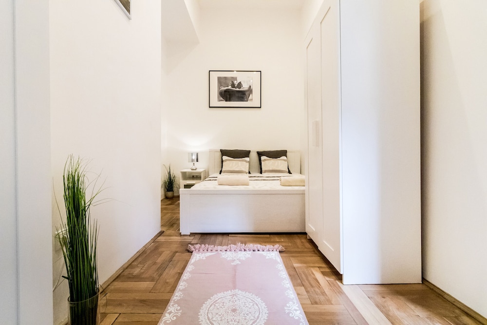 Real Apartments Klauzal II view 4