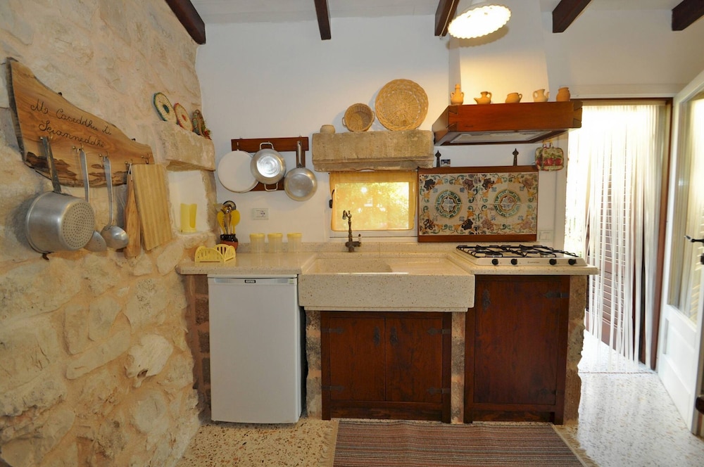 Trullo dei Beneficati a Pochi Metri dal Mare