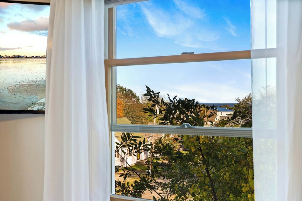 Nubble View Home for 10