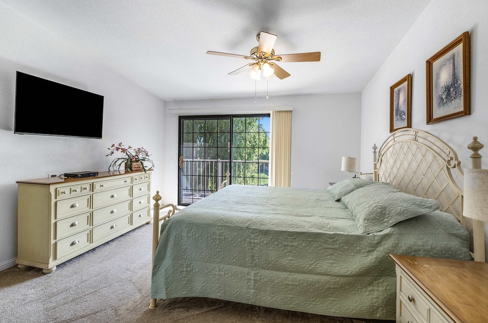 Stylish Condo With Panoramic View Community Pool