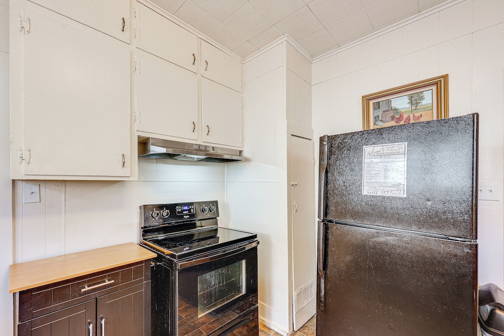 < 1 Mi to Historic Dtwn Texarkana: Charming Home!