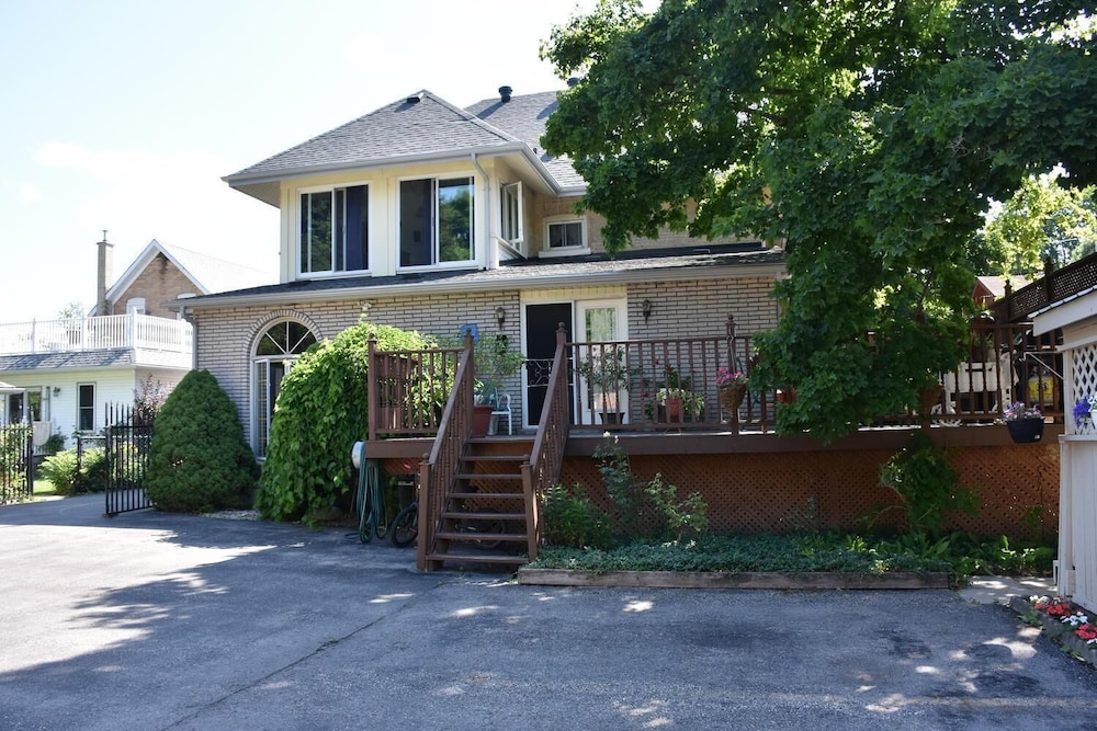 10th Avenue Guest House & Suites