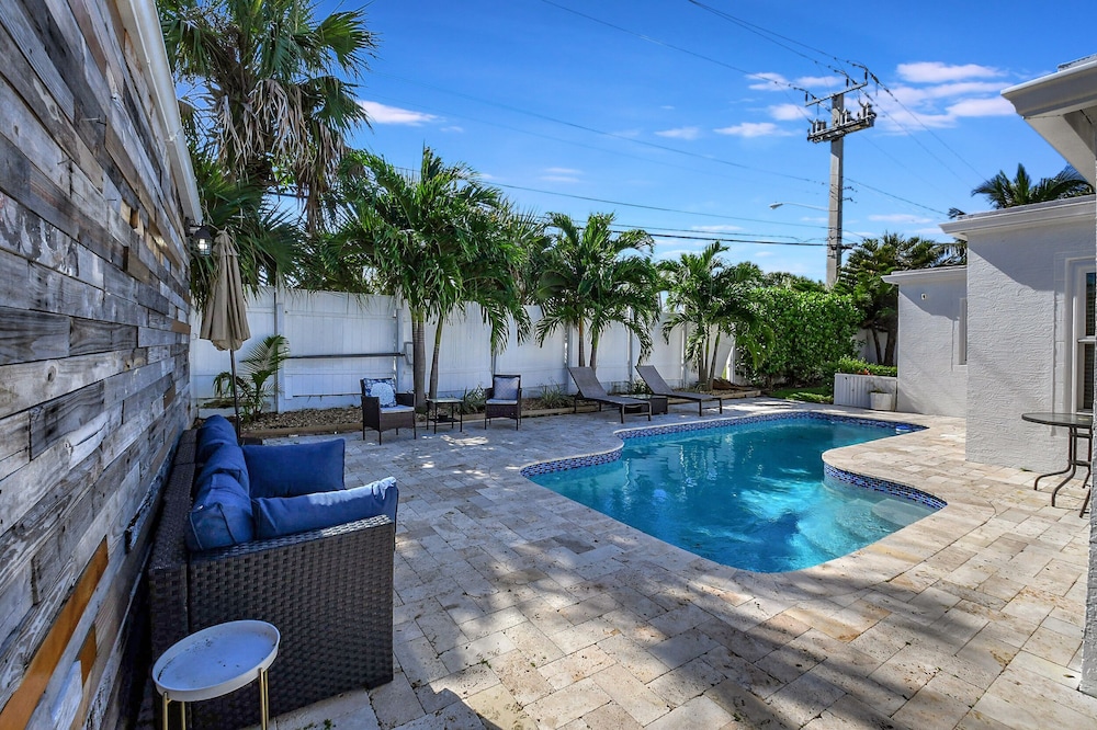 Modern and Updated Delray Beach Escape Sleeps 10! view 3