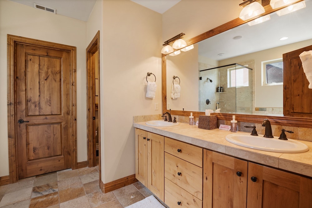 Midway 4 Bedroom Golf Course Luxury Turnberry 23 Home