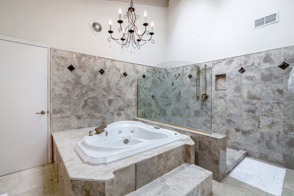 Ultimate 6 Bedroom 5 Bathroom On Bay Hill