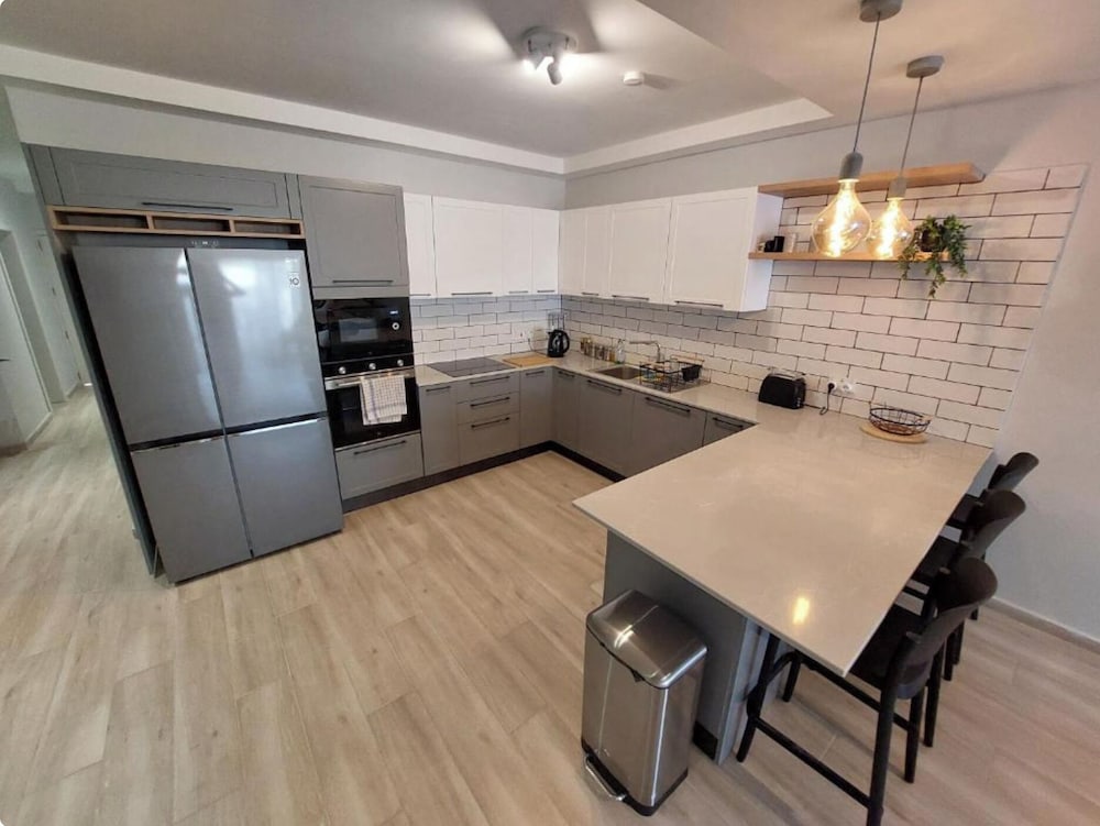 Modern 3BR Apt With Large Balcony