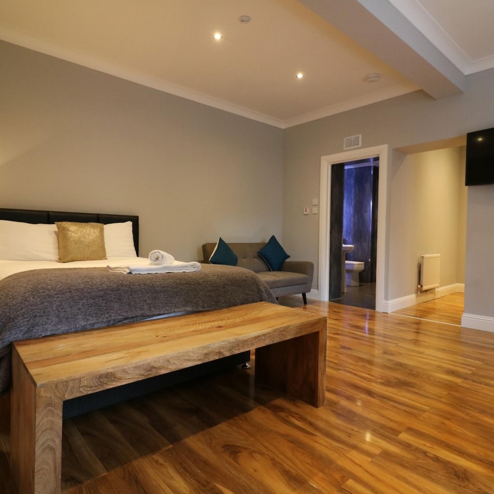 Linden Cottage Room 1 - Airdrie view 4