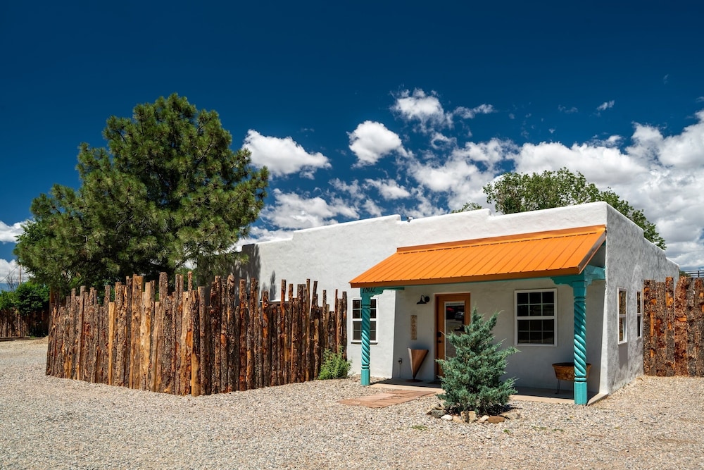 LUXX LODGE Glamping and Taos RV Park