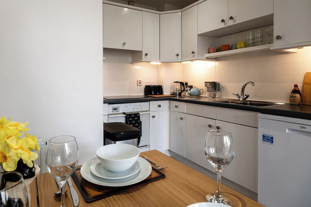 Garden Flat Apartment in Grosvenor Place