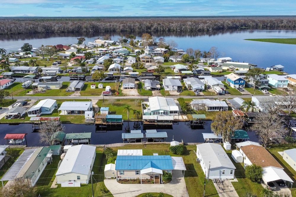 Sunny Waterfront Welaka Home w/ Private Dock! view 4
