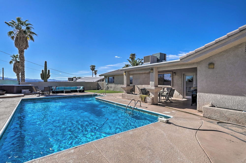 Putting Green & Pool Table: Lake Havasu City Gem!