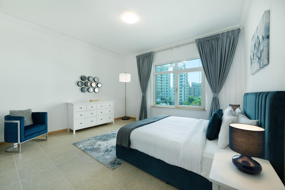 Stylish Apt With Large Patio Close to the Beach