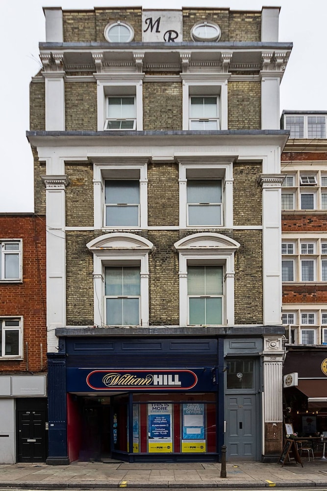 Private Homely Bedroom in Kensington R1