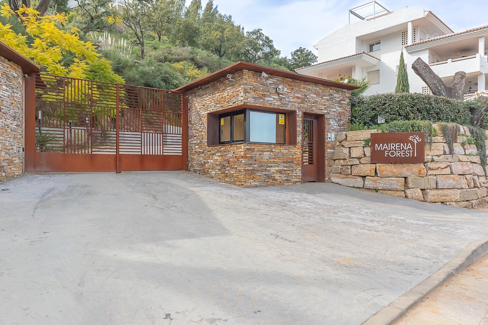 Apt Mairena Forest sea View & Pool