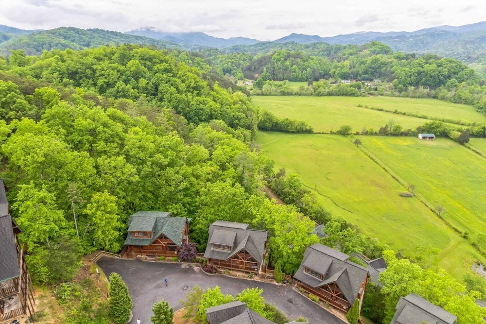 Resort Cabin w/ Hot Tub, Pool Table, Deck Views Summit View Way by Avantstay