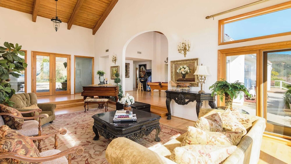 Resort-style Estate w/ Pool, Game Room & Tennis Court Near Wineries The Tennis Ranch by Avantstay