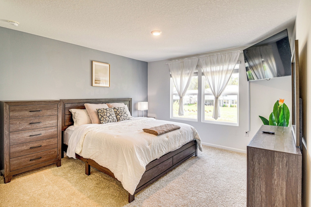 7 Mi to European Village: Pond-front Townhome!